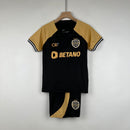 camisa-camiseta-sporting-lisboa-nike-betano-super-bock-versao-versao-torcedor-conjunto-infantil-shorts-23-24-third-away-fora-iii-terceira-3-amarela-preta-preto-amarelo-dourado-dourada_918bdcb2-c23e-4161-96b5-ada7868cfd92
