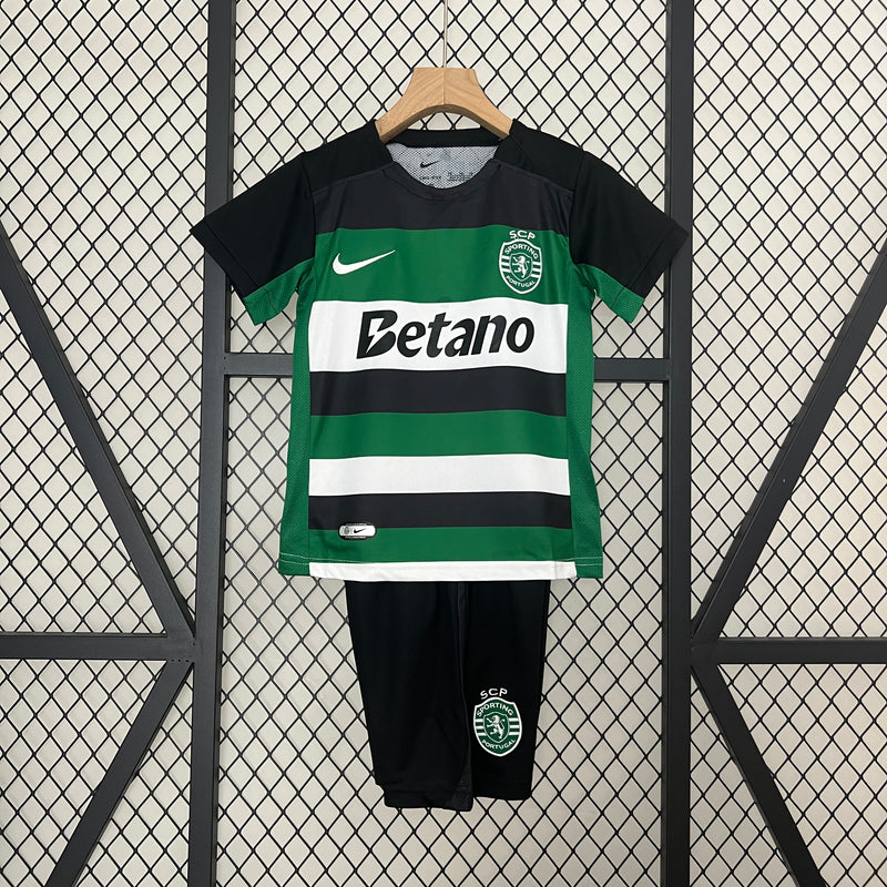 camisa-camiseta-sporting-lisboa-nike-betano-super-bock-versao-versao-torcedor-conjunto-infantil-shorts-24-25-home-casa-i-principal-1-verde-branco-branca-preta-preto_1