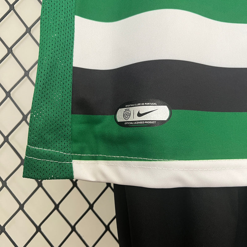 camisa-camiseta-sporting-lisboa-nike-betano-super-bock-versao-versao-torcedor-conjunto-infantil-shorts-24-25-home-casa-i-principal-1-verde-branco-branca-preta-preto_6
