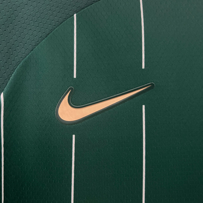camisa-camiseta-sporting-lisboa-nike-betano-super-bock-versao-versao-torcedor-masculina-24-25-edicao-edicao-especial-verde-branco-branca-preta-preto-dourada-dourado_5