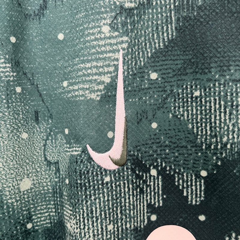 camisa-camiseta-spurs-tottenham-hotspurs-nike-aia-versao-versao-torcedor-masculina-24-25-third-away-fora-iii-terceira-3-verde-branca-branco-galaxia-galaxia_5