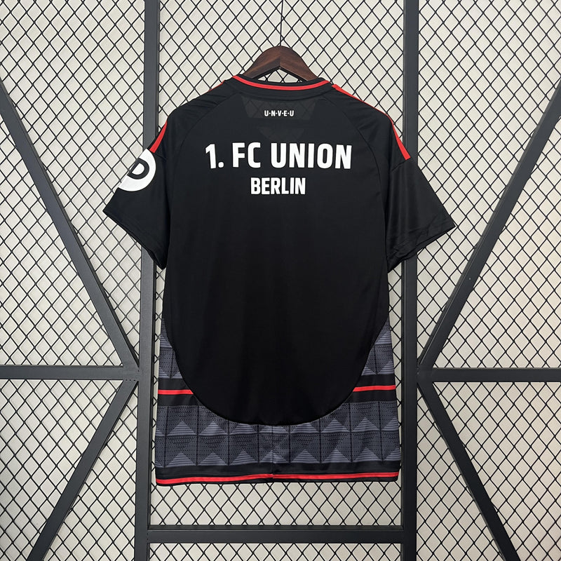camisa-camiseta-union-berlin-adidas-versao-versao-torcedor-masculina-24-25-away-fora-ii-secundaria-2-vermelha-branco-branca-vermelho-preta-preto-cinza_3