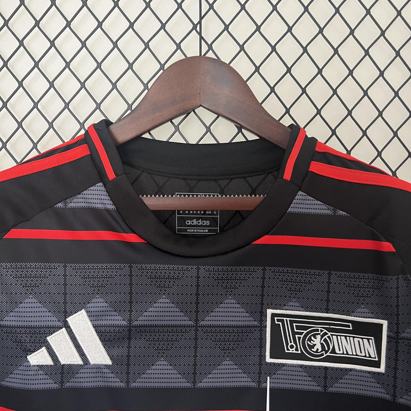 camisa-camiseta-union-berlin-adidas-versao-versao-torcedor-masculina-24-25-away-fora-ii-secundaria-2-vermelha-branco-branca-vermelho-preta-preto-cinza_4