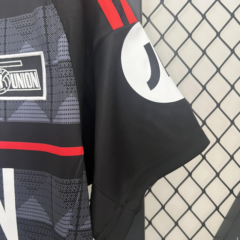 camisa-camiseta-union-berlin-adidas-versao-versao-torcedor-masculina-24-25-away-fora-ii-secundaria-2-vermelha-branco-branca-vermelho-preta-preto-cinza_8