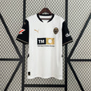 camisa-camiseta-valencia-puma-tm-real-estate-group-versao-versao-torcedor-masculina-24-25-home-casa-i-principal-1-preta-branca-preto-branco-dourada-dourado_1