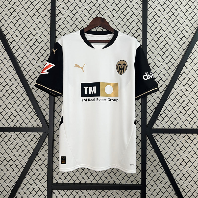 camisa-camiseta-valencia-puma-tm-real-estate-group-versao-versao-torcedor-masculina-24-25-home-casa-i-principal-1-preta-branca-preto-branco-dourada-dourado_1