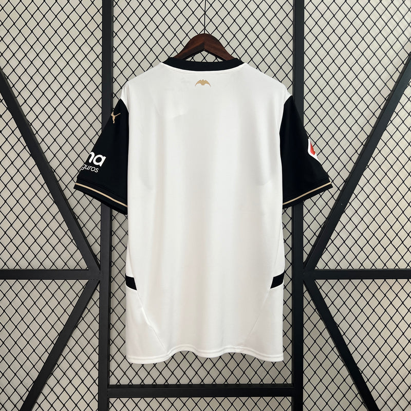camisa-camiseta-valencia-puma-tm-real-estate-group-versao-versao-torcedor-masculina-24-25-home-casa-i-principal-1-preta-branca-preto-branco-dourada-dourado_7