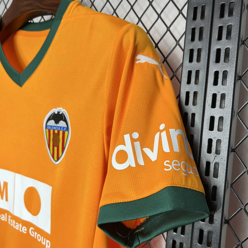 camisa-camiseta-valencia-puma-tm-real-estate-group-versao-versao-torcedor-masculina-24-25-third-away-fora-iii-terceira-3-branca-branco-laranja-verde_2