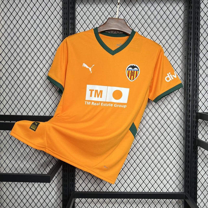 camisa-camiseta-valencia-puma-tm-real-estate-group-versao-versao-torcedor-masculina-24-25-third-away-fora-iii-terceira-3-branca-branco-laranja-verde_3