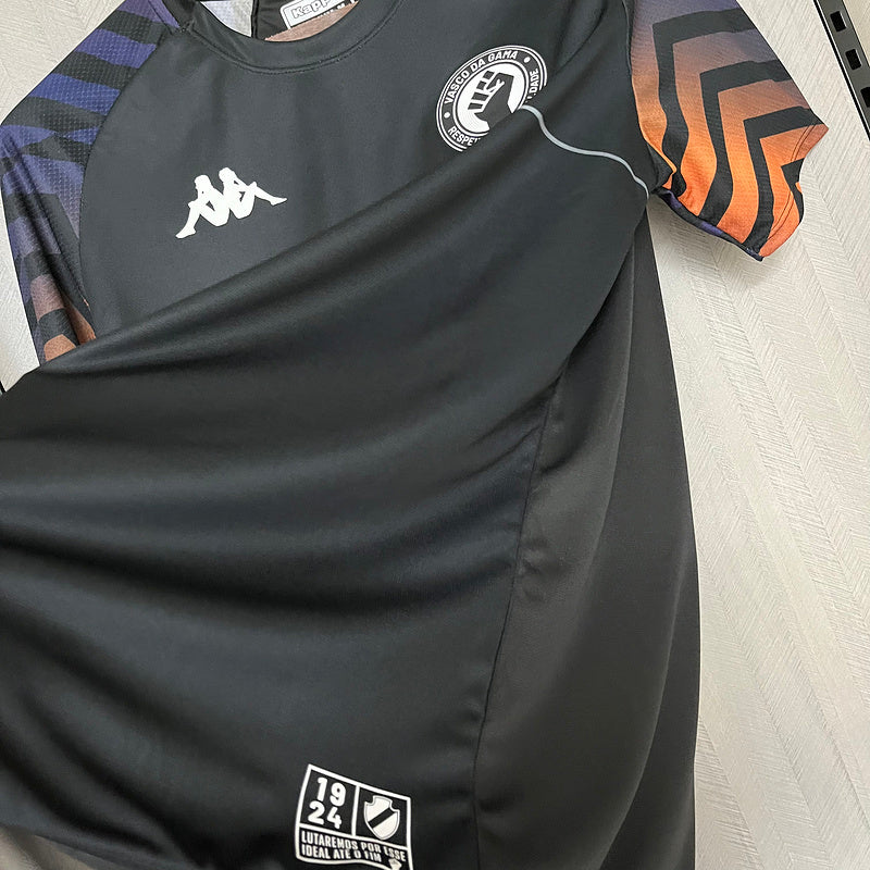 camisa-camiseta-vasco-da-gama-kappa-versao-torcedor-masculina-24-25-treino-pre-jogo-respeito-igualdade-inclusao-preta-preto-branca-branco-azul-laranja_3_55f3ebf0-e76d-4603-905b-8bf65d4f47bf