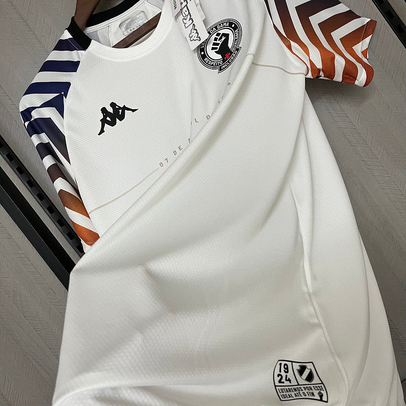 camisa-camiseta-vasco-da-gama-kappa-versao-torcedor-masculina-24-25-treino-pre-jogo-respeito-igualdade-inclusao-preta-preto-branca-branco-azul-laranja_4