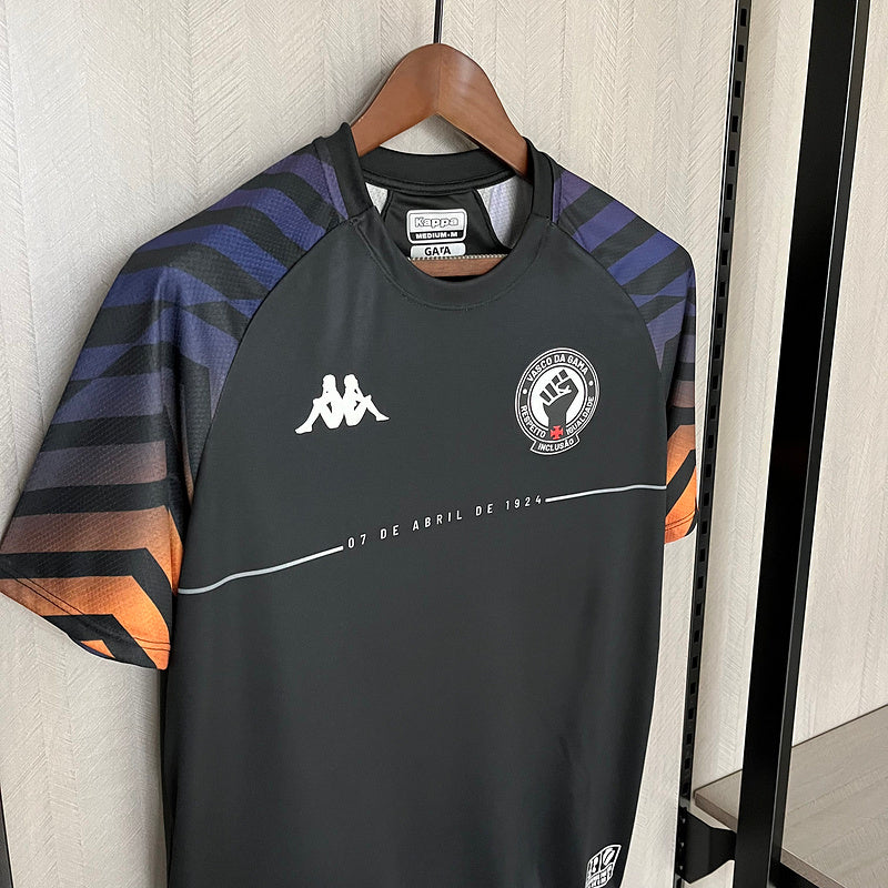 camisa-camiseta-vasco-da-gama-kappa-versao-torcedor-masculina-24-25-treino-pre-jogo-respeito-igualdade-inclusao-preta-preto-branca-branco-azul-laranja_6_251d863d-2260-4ff8-a594-733210babbe0