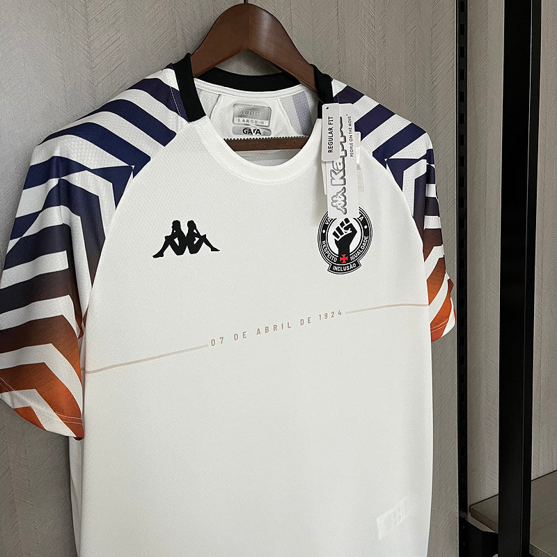 camisa-camiseta-vasco-da-gama-kappa-versao-torcedor-masculina-24-25-treino-pre-jogo-respeito-igualdade-inclusao-preta-preto-branca-branco-azul-laranja_7