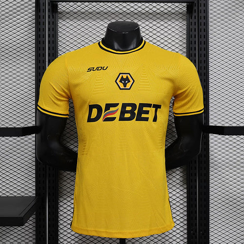 camisa-camiseta-wolverhampton-wolves-debet-sudu-versao-jogador-masculina-24-25-home-casa-i-principal-1-amarela-amarelo-laranja-preta-preto_1
