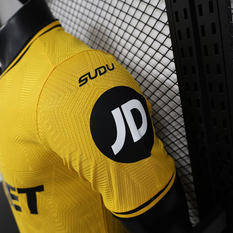 camisa-camiseta-wolverhampton-wolves-debet-sudu-versao-jogador-masculina-24-25-home-casa-i-principal-1-amarela-amarelo-laranja-preta-preto_5