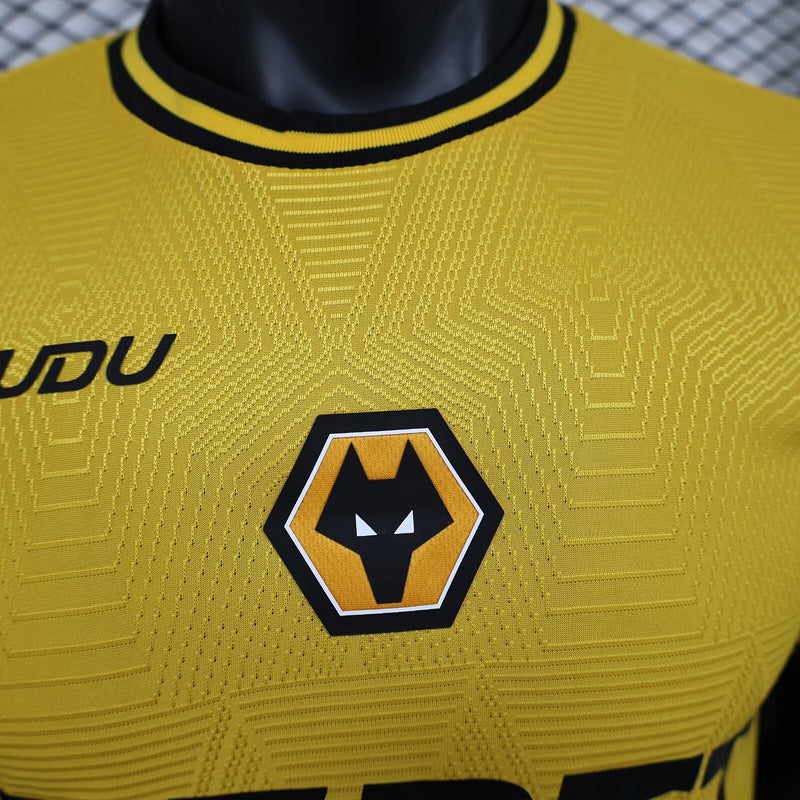 camisa-camiseta-wolverhampton-wolves-debet-sudu-versao-jogador-masculina-24-25-home-casa-i-principal-1-amarela-amarelo-laranja-preta-preto_8