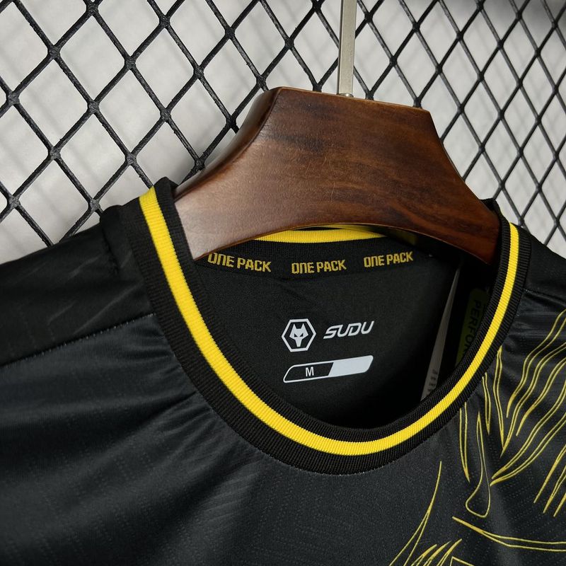 camisa-camiseta-wolverhampton-wolves-debet-sudu-versao-torcedor-masculina-24-25-away-fora-ii-secundaria-2-amarela-amarelo-laranja-preta-preto_2