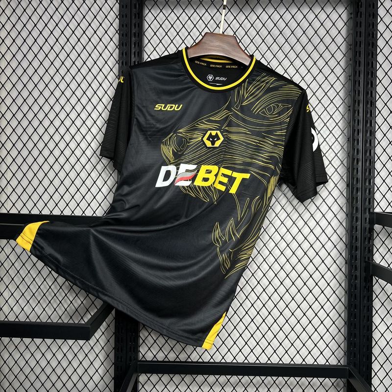 camisa-camiseta-wolverhampton-wolves-debet-sudu-versao-torcedor-masculina-24-25-away-fora-ii-secundaria-2-amarela-amarelo-laranja-preta-preto_4