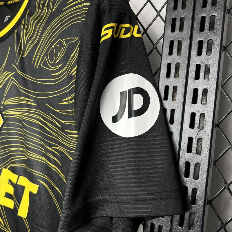 camisa-camiseta-wolverhampton-wolves-debet-sudu-versao-torcedor-masculina-24-25-away-fora-ii-secundaria-2-amarela-amarelo-laranja-preta-preto_5