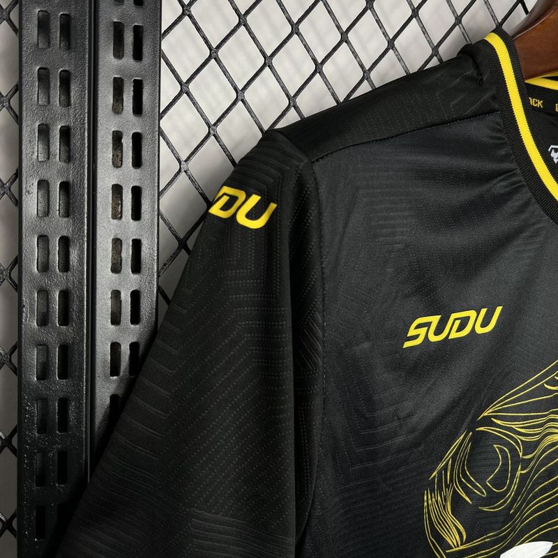 camisa-camiseta-wolverhampton-wolves-debet-sudu-versao-torcedor-masculina-24-25-away-fora-ii-secundaria-2-amarela-amarelo-laranja-preta-preto_6