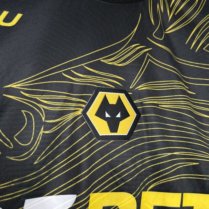 camisa-camiseta-wolverhampton-wolves-debet-sudu-versao-torcedor-masculina-24-25-away-fora-ii-secundaria-2-amarela-amarelo-laranja-preta-preto_7