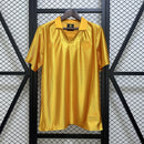 camisa-camiseta-wolverhampton-wolves-debet-sudu-versao-torcedor-masculina-24-25-comemorativa-70-anos-amarela-amarelo-laranja-preta-preto-dourada-dourado_1