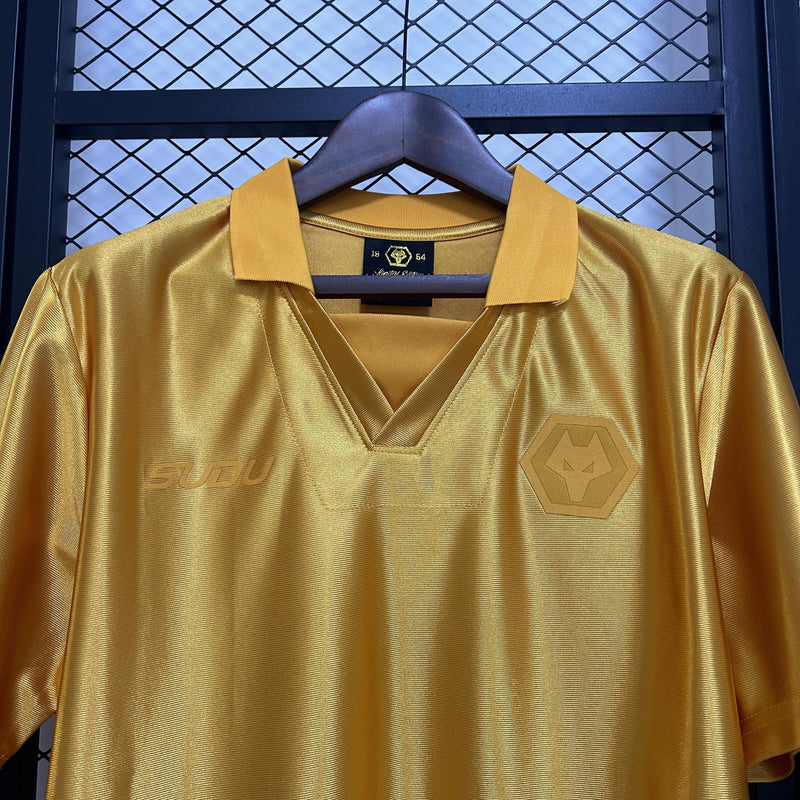 camisa-camiseta-wolverhampton-wolves-debet-sudu-versao-torcedor-masculina-24-25-comemorativa-70-anos-amarela-amarelo-laranja-preta-preto-dourada-dourado_1_3