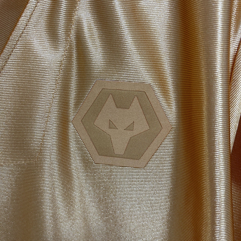 camisa-camiseta-wolverhampton-wolves-debet-sudu-versao-torcedor-masculina-24-25-comemorativa-70-anos-amarela-amarelo-laranja-preta-preto-dourada-dourado_1_9
