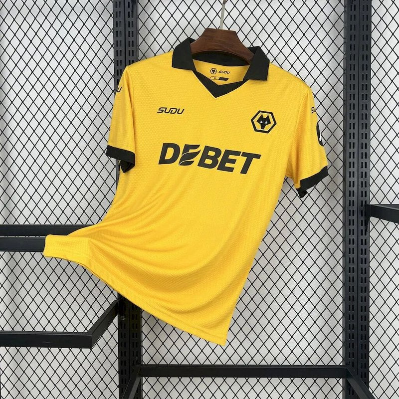 camisa-camiseta-wolverhampton-wolves-debet-sudu-versao-torcedor-masculina-25-26-home-casa-i-principal-1-laranja-amarela-amarelo-preta-preto_1
