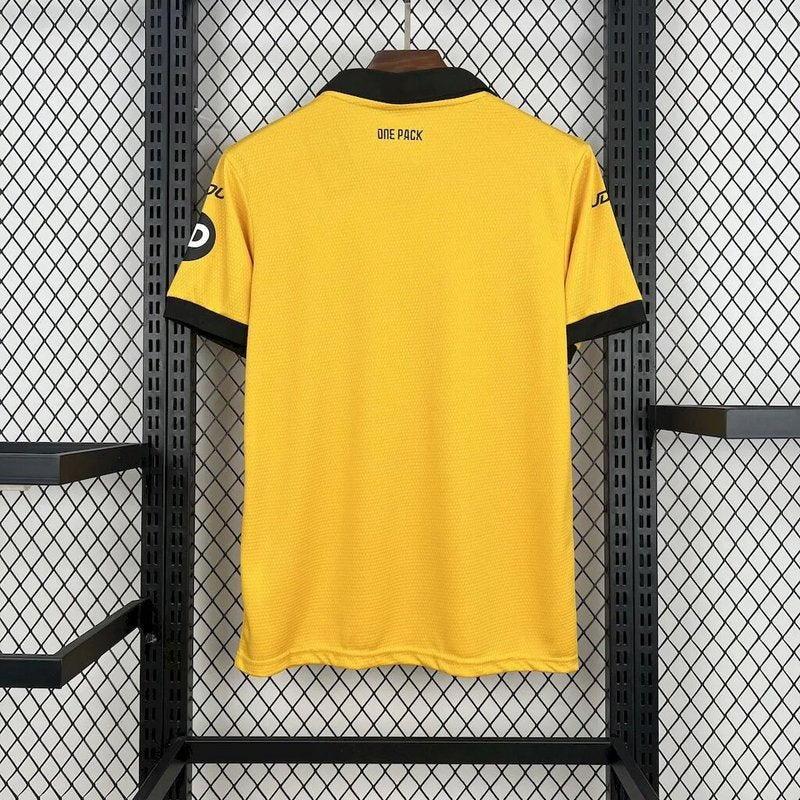 camisa-camiseta-wolverhampton-wolves-debet-sudu-versao-torcedor-masculina-25-26-home-casa-i-principal-1-laranja-amarela-amarelo-preta-preto_2