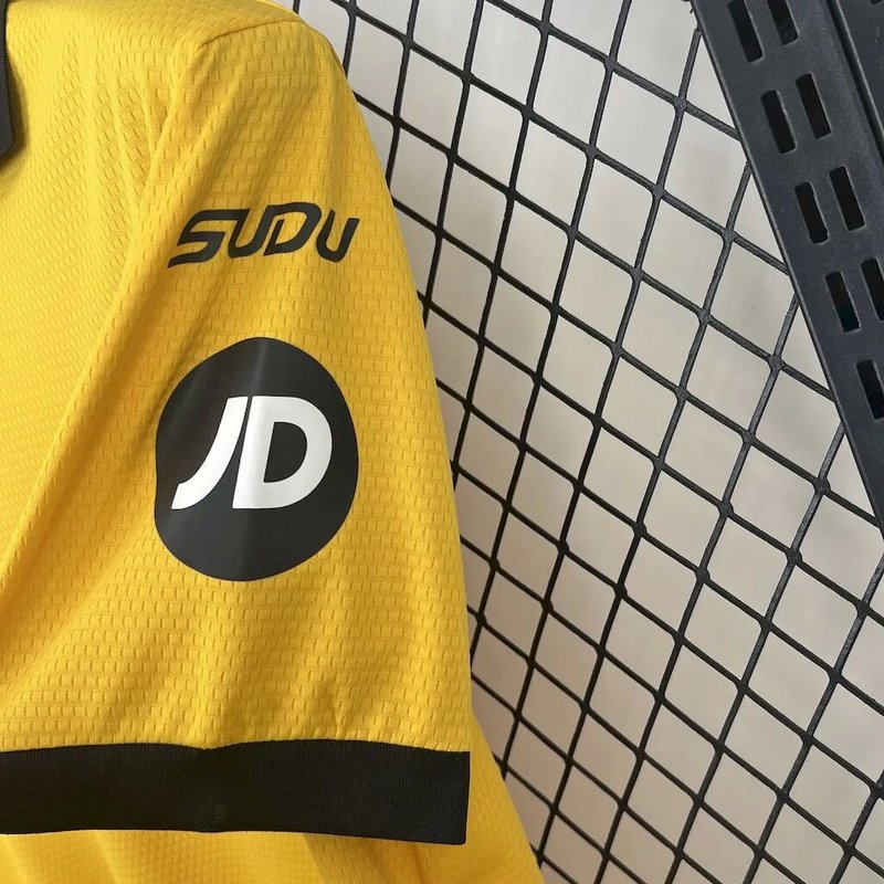 camisa-camiseta-wolverhampton-wolves-debet-sudu-versao-torcedor-masculina-25-26-home-casa-i-principal-1-laranja-amarela-amarelo-preta-preto_5