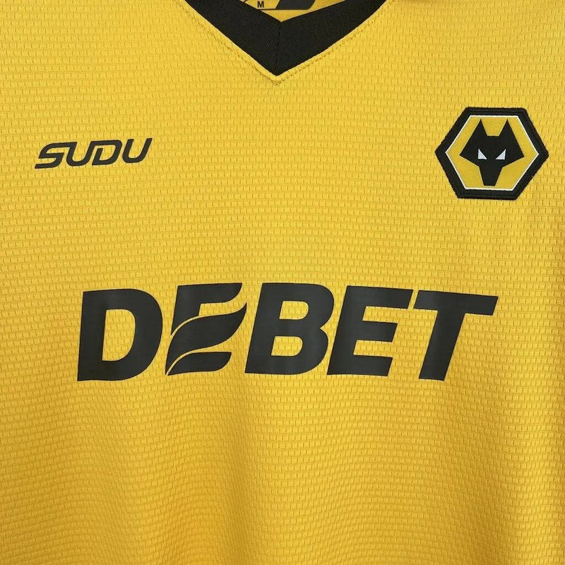 camisa-camiseta-wolverhampton-wolves-debet-sudu-versao-torcedor-masculina-25-26-home-casa-i-principal-1-laranja-amarela-amarelo-preta-preto_6