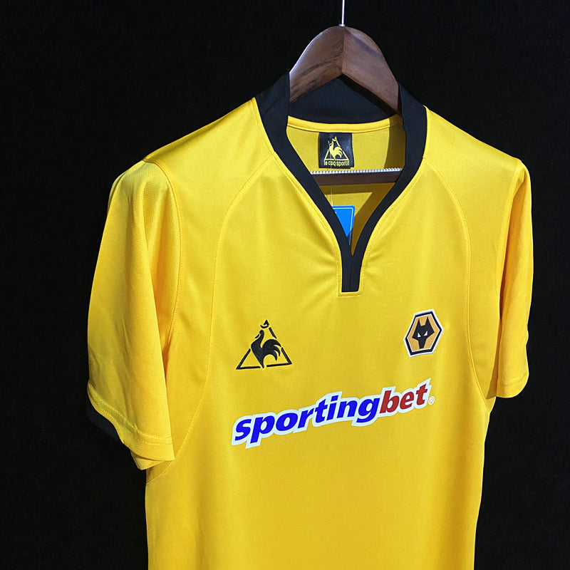 camisa-camiseta-wolves-wolverhampton-le-coq-sportif-sporting-bet-versao-versao-torcedor-masculina-2010-home-casa-i-principal-1-amarela-amarelo-retro-retro_2