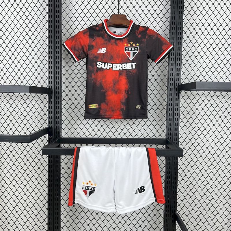 conjunto-infantil-sao-sao-paulo-spfc-new-balance-nb-versao-versao-torcedor-masculina-24-25-third-away-fora-iii-terceira-3-vermelha-preta-branca-preto_1