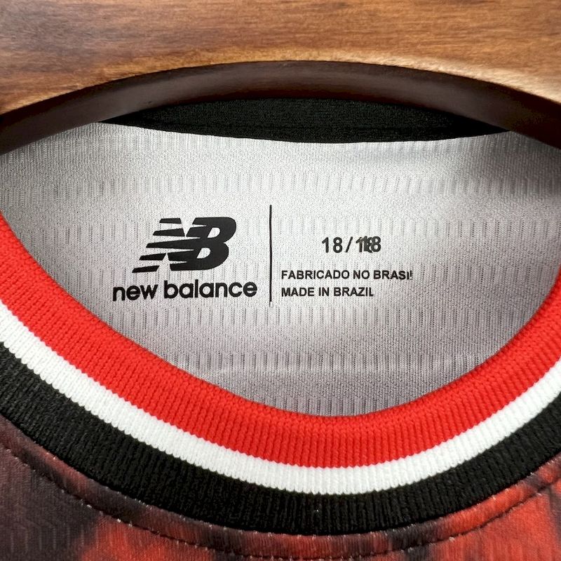 conjunto-infantil-sao-sao-paulo-spfc-new-balance-nb-versao-versao-torcedor-masculina-24-25-third-away-fora-iii-terceira-3-vermelha-preta-branca-preto_7