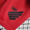 conjunto-infantil-shorts-camisa-camiseta-cap-athletico-paranaense-umbro-esportes-da-sorte-versao-versao-torcedor-23-24-away-fora-ii-secundaria-2-vermelha-preta-vermelho-preto_10