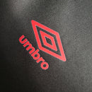 conjunto-infantil-shorts-camisa-camiseta-cap-athletico-paranaense-umbro-esportes-da-sorte-versao-versao-torcedor-23-24-away-fora-ii-secundaria-2-vermelha-preta-vermelho-preto_3