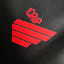 conjunto-infantil-shorts-camisa-camiseta-cap-athletico-paranaense-umbro-esportes-da-sorte-versao-versao-torcedor-23-24-away-fora-ii-secundaria-2-vermelha-preta-vermelho-preto_4