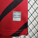 conjunto-infantil-shorts-camisa-camiseta-cap-athletico-paranaense-umbro-esportes-da-sorte-versao-versao-torcedor-23-24-away-fora-ii-secundaria-2-vermelha-preta-vermelho-preto_5