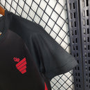 conjunto-infantil-shorts-camisa-camiseta-cap-athletico-paranaense-umbro-esportes-da-sorte-versao-versao-torcedor-23-24-away-fora-ii-secundaria-2-vermelha-preta-vermelho-preto_8