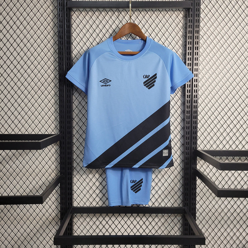 conjunto-infantil-shorts-camisa-camiseta-cap-athletico-paranaense-umbro-esportes-da-sorte-versao-versao-torcedor-23-24-away-third-fora-iii-terceira-3-azul-preto-preta_1