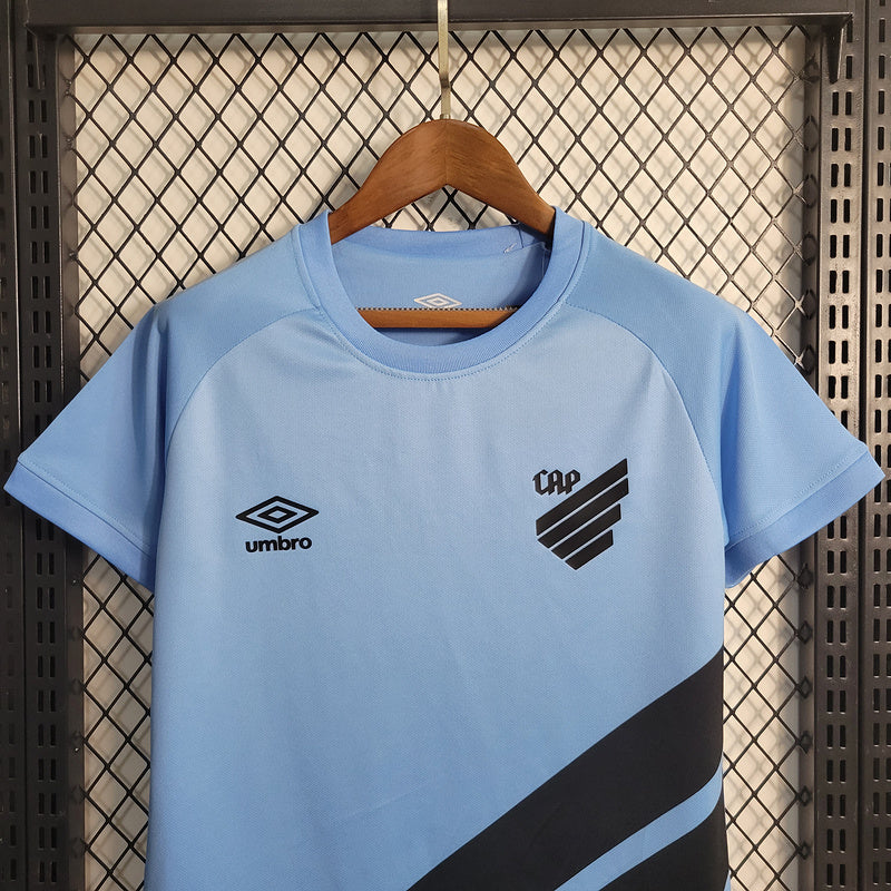 conjunto-infantil-shorts-camisa-camiseta-cap-athletico-paranaense-umbro-esportes-da-sorte-versao-versao-torcedor-23-24-away-third-fora-iii-terceira-3-azul-preto-preta_2