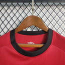 conjunto-infantil-shorts-camisa-camiseta-cap-athletico-paranaense-umbro-esportes-da-sorte-versao-versao-torcedor-23-24-home-casa-i-principal-1-vermelha-preta-vermelho-preto_10