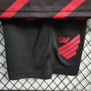 conjunto-infantil-shorts-camisa-camiseta-cap-athletico-paranaense-umbro-esportes-da-sorte-versao-versao-torcedor-23-24-home-casa-i-principal-1-vermelha-preta-vermelho-preto_12