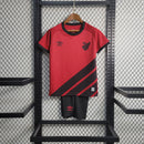 conjunto-infantil-shorts-camisa-camiseta-cap-athletico-paranaense-umbro-esportes-da-sorte-versao-versao-torcedor-23-24-home-casa-i-principal-1-vermelha-preta-vermelho-preto_1