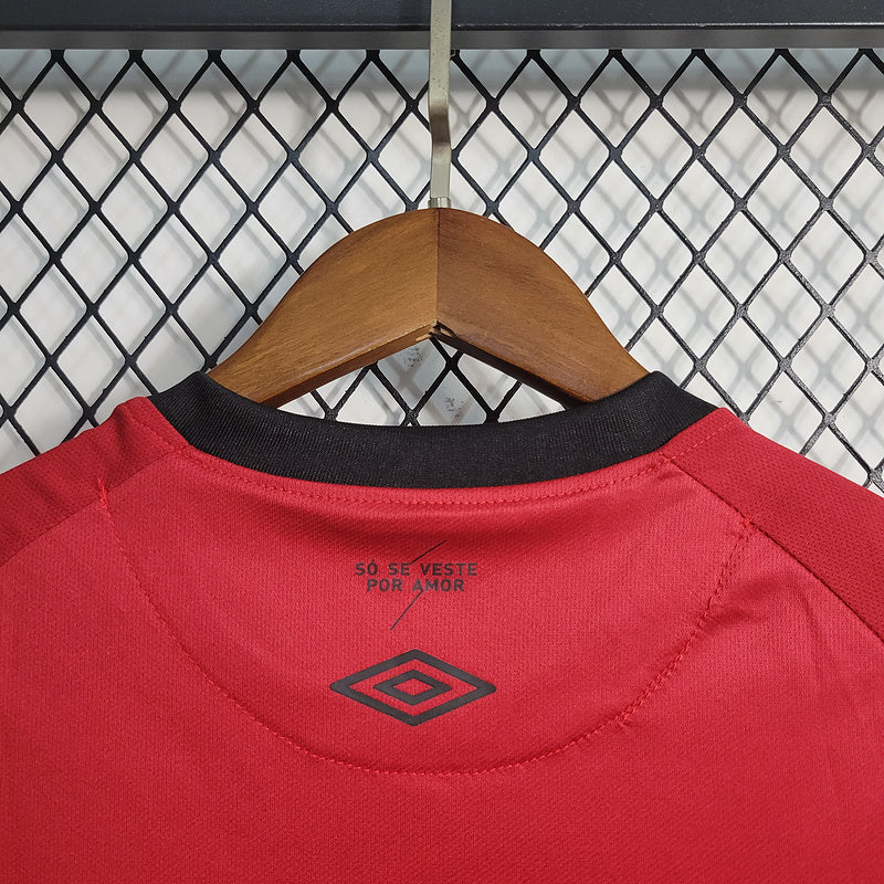 conjunto-infantil-shorts-camisa-camiseta-cap-athletico-paranaense-umbro-esportes-da-sorte-versao-versao-torcedor-23-24-home-casa-i-principal-1-vermelha-preta-vermelho-preto_2