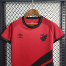 conjunto-infantil-shorts-camisa-camiseta-cap-athletico-paranaense-umbro-esportes-da-sorte-versao-versao-torcedor-23-24-home-casa-i-principal-1-vermelha-preta-vermelho-preto_4