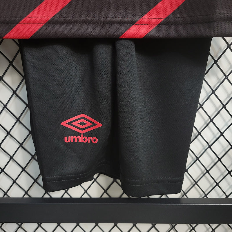 conjunto-infantil-shorts-camisa-camiseta-cap-athletico-paranaense-umbro-esportes-da-sorte-versao-versao-torcedor-23-24-home-casa-i-principal-1-vermelha-preta-vermelho-preto_6