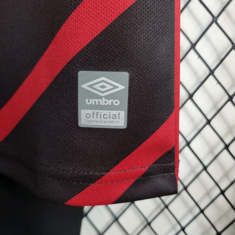 conjunto-infantil-shorts-camisa-camiseta-cap-athletico-paranaense-umbro-esportes-da-sorte-versao-versao-torcedor-23-24-home-casa-i-principal-1-vermelha-preta-vermelho-preto_8