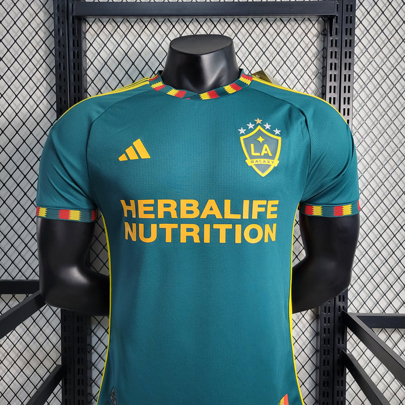 la-galaxy-los-angeles-away-ii-fora-secundaria-jogador-versao-versao-verde-azul-amarela-adidas-david-beckham-herbalife-nutrition_4